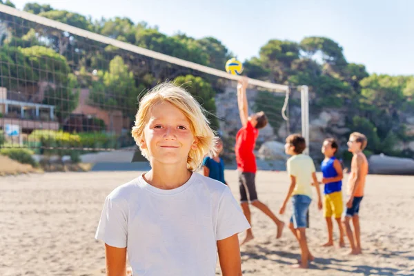 Närbild Porträtt Glad Tonårspojke Stående Beachvolleyplan Spelet — Stockfoto