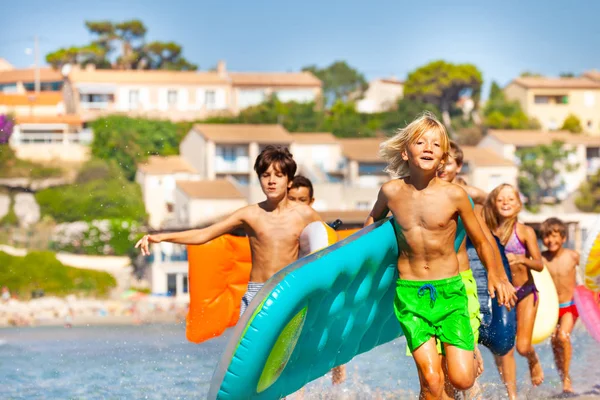 Porträt Eines Glücklichen Jungen Der Mit Aufblasbarer Matratze Strand Entlang — Stockfoto