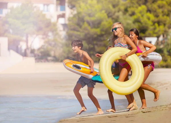 Adolescentes Felizes Passando Verão Praia Correndo Para Mar Com Coisas — Fotografia de Stock