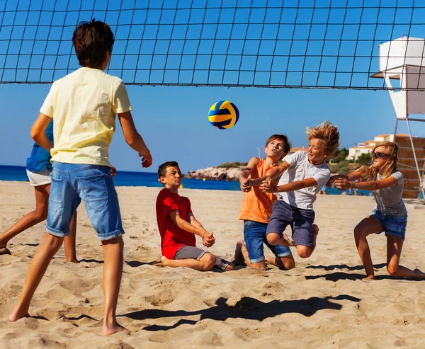 Retrato Meninos Meninas Adolescentes Jovens Jogadores Voleibol Fazendo Colisão Passar — Fotografia de Stock