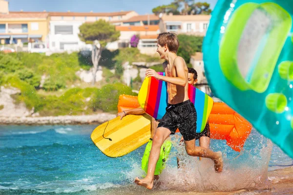 Porträtt Aktiva Tonårspojkar Som Kör Havet Med Bodyboarding — Stockfoto