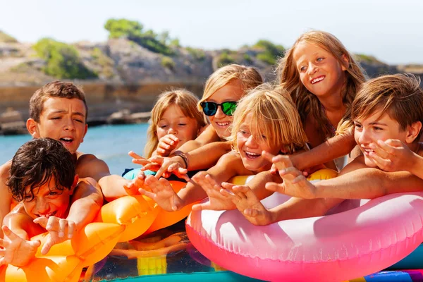 Retrato Gran Grupo Niños Niñas Felices Acostados Montón Equipos Natación — Foto de Stock