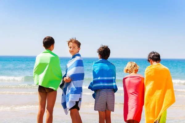 Voltar Vista Retrato Cinco Meninos Toalhas Praia Fila Olhando Para — Fotografia de Stock