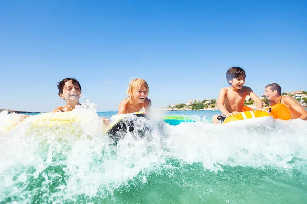 Stor Grupp Glad Tonårspojkar Som Ridning Vågor Bodyboarding Spendera Sommarsemester — Stockfoto