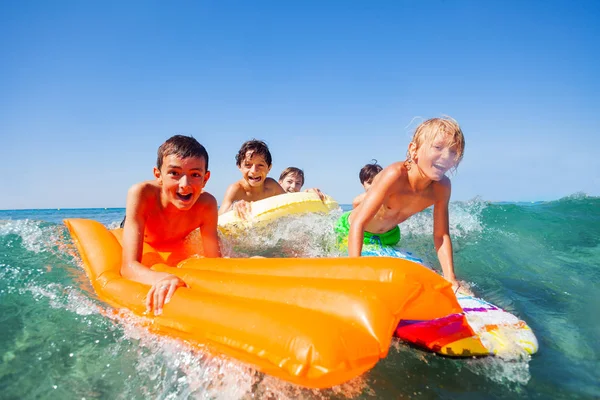 Ομάδα Ενεργών Αγοριών Ευτυχισμένος Φίλους Διασκεδάζοντας Surfing Στο Κύματα Σώματος — Φωτογραφία Αρχείου