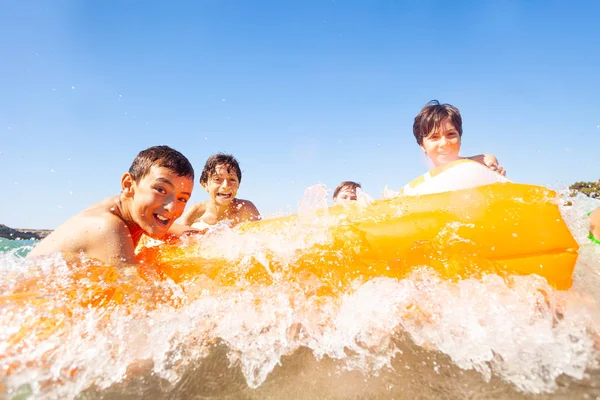 Adolescentes Amigos Felices Nadando Colchón Aire Pasando Las Vacaciones Verano — Foto de Stock