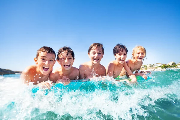 Retrato Cinco Meninos Adolescentes Amigos Felizes Nadando Colchão Passando Verão — Fotografia de Stock