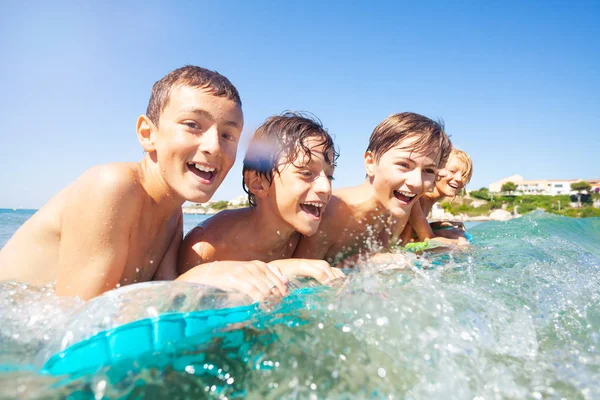 Retrato Cerca Chicos Adolescentes Alegres Nadando Mar Colchón Aire Verano —  Fotos de Stock
