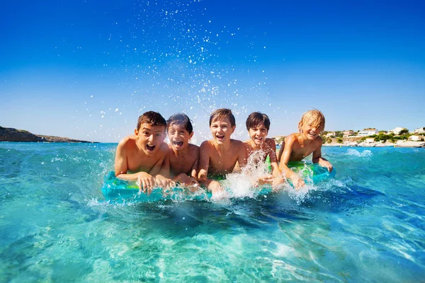 Retrato Cinco Meninos Felizes Nadando Divertindo Com Colchão Mar — Fotografia de Stock