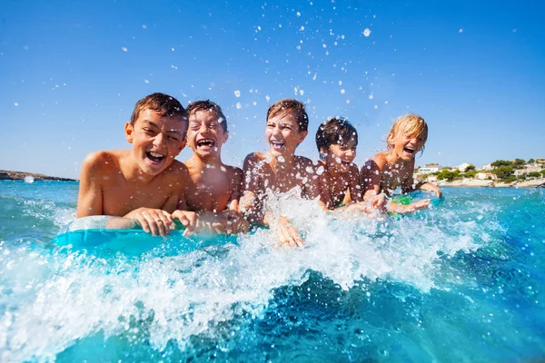 Retrato Cinco Adolescentes Amigos Felices Nadando Mar Colchón Aire Salpicando — Foto de Stock