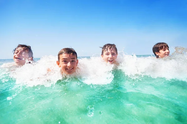 Portret Czterech Nastoletnich Chłopców Szczęśliwy Przyjaciele Objętych Fala Płytkiej Wodzie — Zdjęcie stockowe