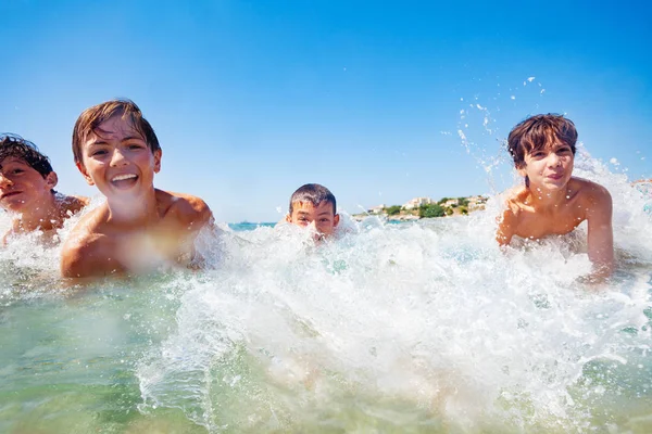 Cuatro Adolescentes Amigos Felices Divirtiéndose Mientras Nadan Mar Pasando Verano — Foto de Stock