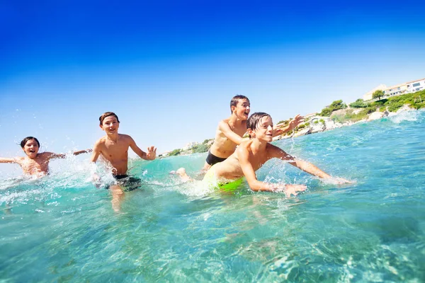 Cuatro Adolescentes Nadando Mar Pasando Verano Playa — Foto de Stock