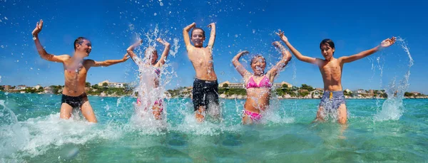 Gruppe Von Fünf Kindern Glückliche Freunde Spaß Beim Springen Und — Stockfoto