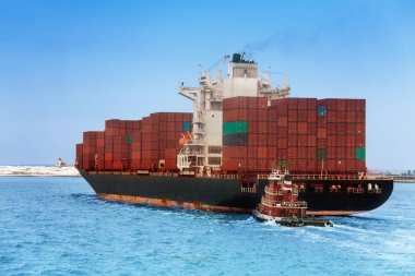 Tekne lider bir ithalat ihracat kargo gemisi bağlantı noktasından dışarı römorkör