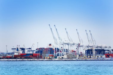 Deniz vinçleri ve kargo gemisi Denizcilik liman depo konteynerler