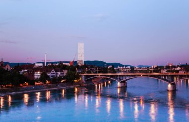 Ren Nehri kıyısındaki günbatımı, Basel, İsviçre sırasında Wettstein köprüden