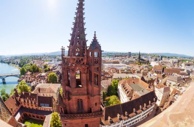 Minster katedral çan kulesi mavi gökyüzü, İsviçre, Europe Basel şehrinin güzel manzara