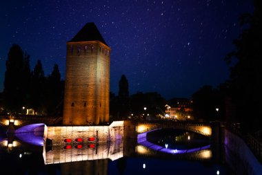Işıklı savunma Kulesi ve yıldızlı gökyüzünün, Strasbourg, AB karşı Grande Ile Adası'nda Ponts Couverts