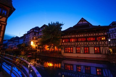 Günbatımı, Strasbourg, Fransa sırasında hasta nehir set boyunca ışıklı evleri