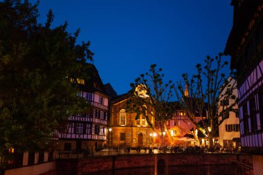 Strazburg Cityscape günbatımı sırasında hasta nehir set boyunca ışıklı evleri ile