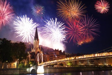 Renkli fireworks Saone nehir dolgu ve St. Georges Kilisesi üzerinde Lyon gökyüzü ışık