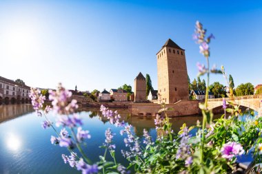 Grande Ile adanın Ponts Couverts, Vauban Barajı ve Strazburg Fransa tarihi merkezinde savunma kuleleri ile güzel görünümü