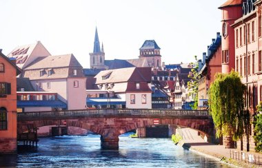Strazburg güzel cityscape Bahar, Fransa, Europe hasta nehri geçip bridge ile