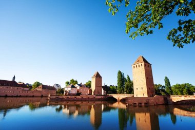 Grande Ile ada bu kuleleri ve köprüleriyle güzel manzarasına hasta nehir su içinde güneşli gün, Strasbourg, Fransa yansıtıyordu.