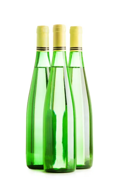 Grupo Tres Botellas Vino Aisladas Blanco Una Tras Otra — Foto de Stock