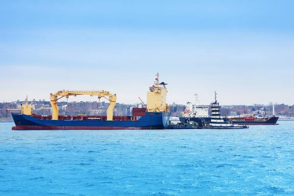 Teherszállító Hajók Horgonyzó Tengeri Kikötői Terminál — Stock Fotó