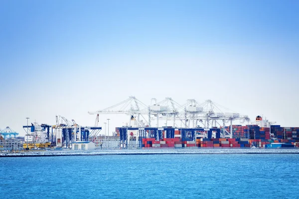 Hafenkräne Und Container Für Frachtschiffe Maritimen Terminal Vor Blauem Himmel — Stockfoto