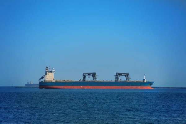 Torra Lastfartyg Det Öppna Havet Mot Blå Himmel — Stockfoto