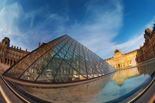 Paris Agosto 2016 Pirâmide Louvre Pirâmide Louvre Tiro Ângulo Largo — Fotografia de Stock