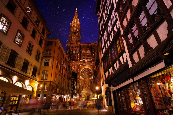 斯特拉斯堡街道的美丽景色与巴黎圣母院对星空 — 图库照片