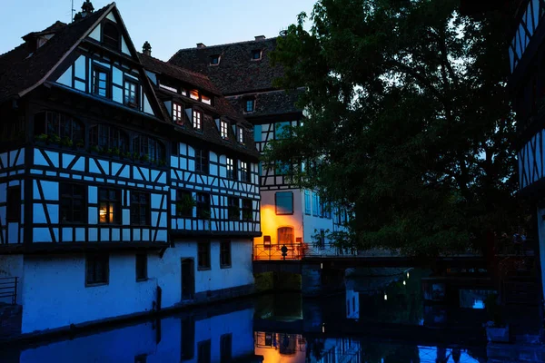 Casas Francesas Tradicionales Terraplén Del Río Ill Atardecer Estrasburgo —  Fotos de Stock