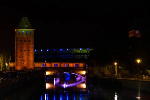 Ночной Вид Остров Гранд Иль Оборонительной Башней Крытым Мостом Штрасбурге — стоковое фото