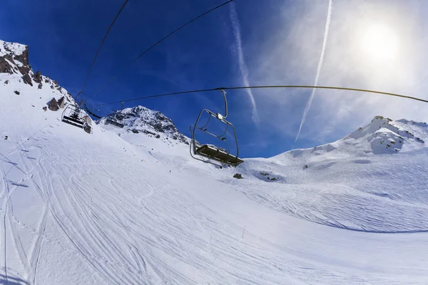 Låg Vinkel Syn Ropeway Med Tomma Stolliftar Les Arcs Skidområde — Stockfoto