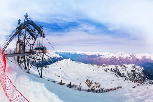 Les Arcs 滑雪场的风景与云 缆车和山 — 图库照片