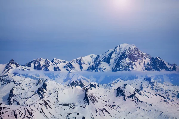 Schilderachtig Uitzicht Wolken Loopt Besneeuwde Toppen Van Alpen Ridge Van — Stockfoto