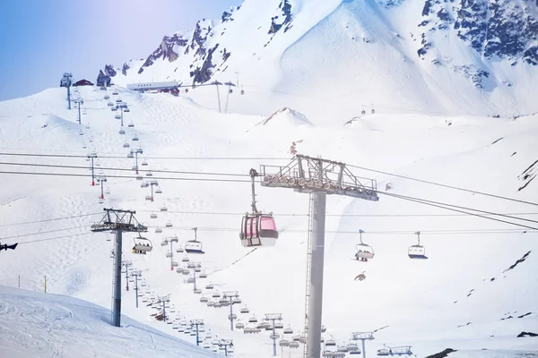空中ケーブルおよびフランスのレ弧スキー場ロープウェイ — ストック写真