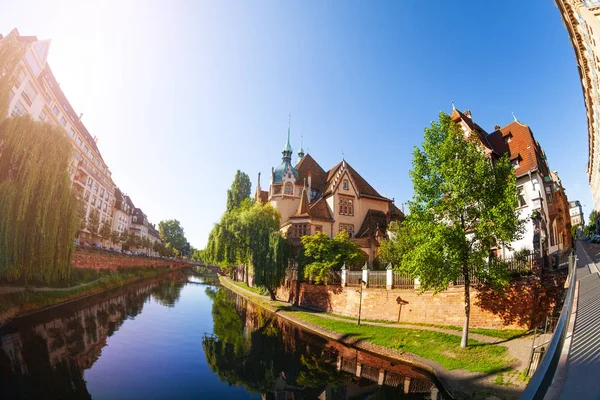 Piękne Widoki Nabrzeże Rzeki Tradycyjnych Domów Francuski Odbite Wodzie Strasburg — Zdjęcie stockowe