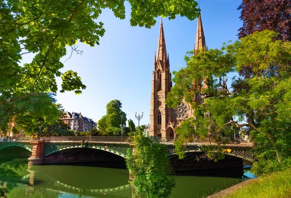 法国斯特拉斯堡圣保禄教堂和奥弗涅桥横跨伊利诺伊河的美丽景色 — 图库照片