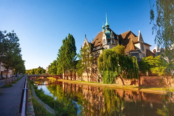 Όμορφη Θέα Του Αναχώματος Ποταμού Άρρωστος Στην Ηλιόλουστη Μέρα Στρασβούργο — Φωτογραφία Αρχείου