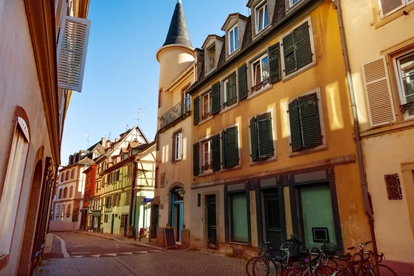 Preciosa Calle Estrecha Estrasburgo Con Casas Francesas Tradicionales Día Soleado —  Fotos de Stock