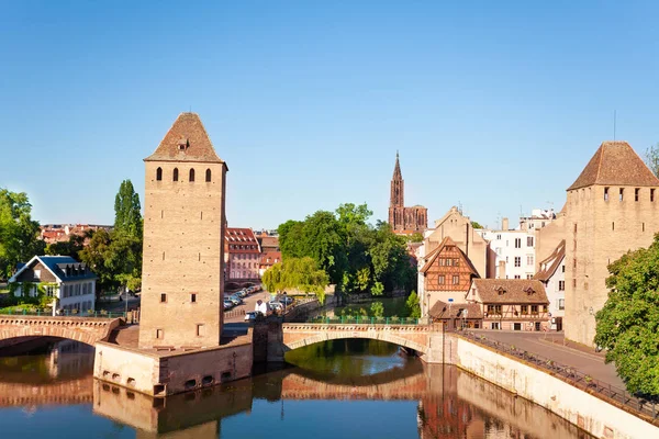 Vacker Utsikt Över Defensiva Torn Grande Ile Med Strasbourg Katedral — Stockfoto