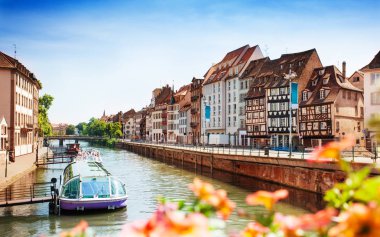 Güzel cityscape Strasbourg ve hasta Nehri Bahar, Fransa, Europe