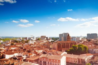 Güzel cityscape Toulouse ve Aziz Nicolas Kilisesi güneşli gün, Fransa