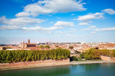 Güzel görünümü ile güneşli gün, Fransa, Europe mesafede Jacobins manastırda Toulouse cityscape ve Garonne Nehri