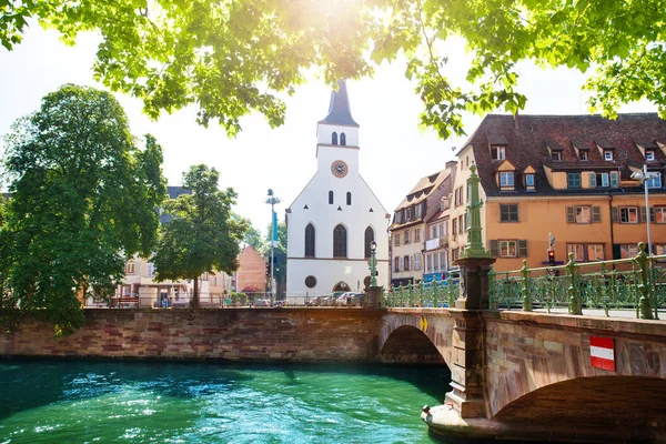 Kilise Köprü Guillaume Güneşli Gün Strasbourg Fransa — Stok fotoğraf